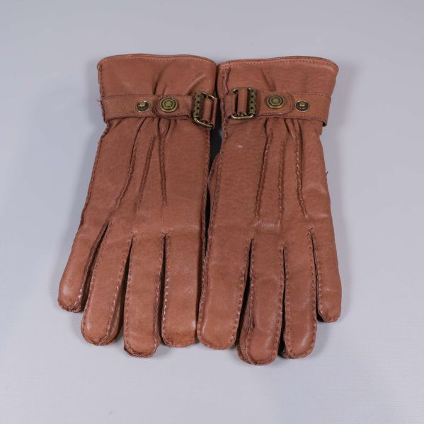 Handskarna ligger bredvid varandra, synliga från ovansidan