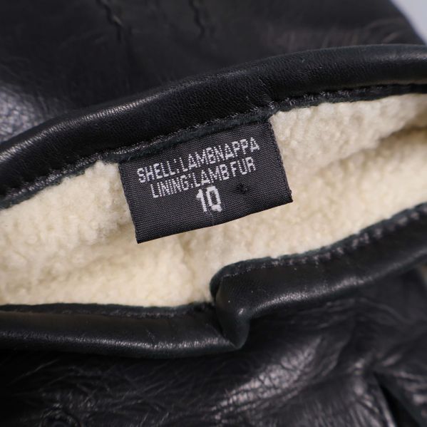 Närbild på etikett med texten lammskinn och lammpälsfoder