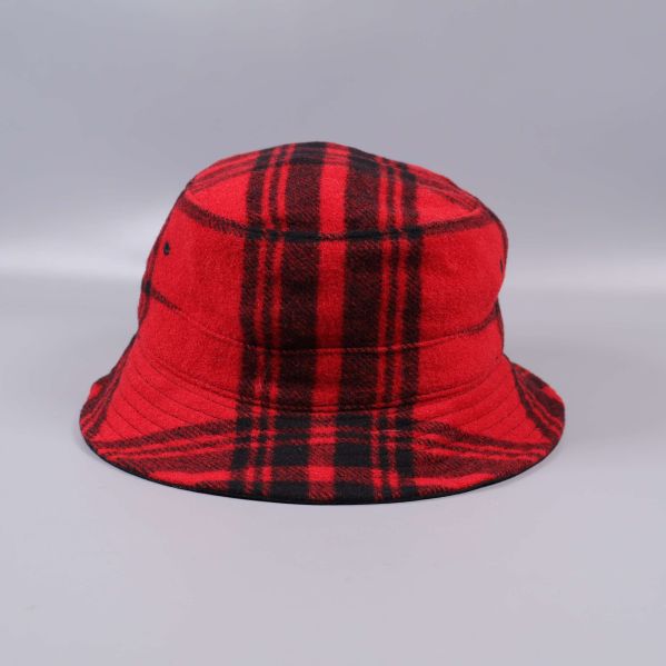 Baksidan av röd och svartrutig bucket hat visas