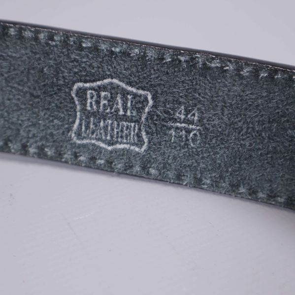Närbild av märkning real läder på bältets insida