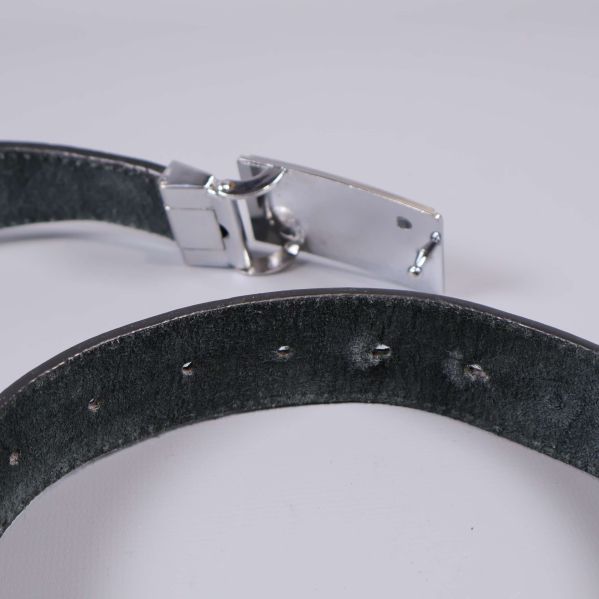 Detaljbild av bältet öppet vid metallspännet