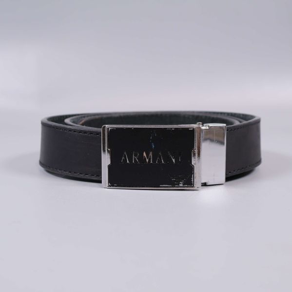 Svart läderbälte rullad med silvrigt spänne