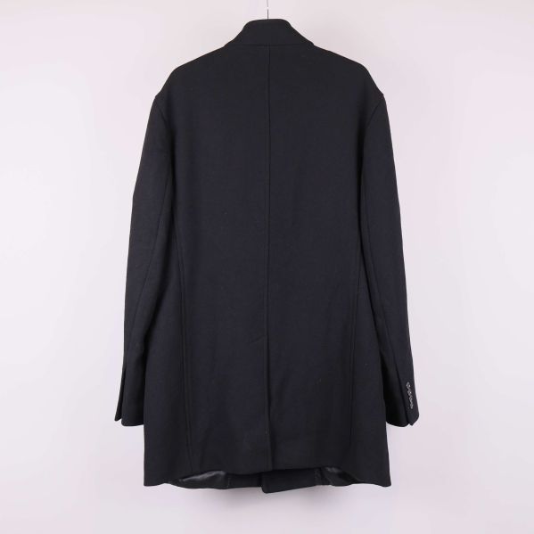 Baksidan av svart kappa med enkel siluett och slits