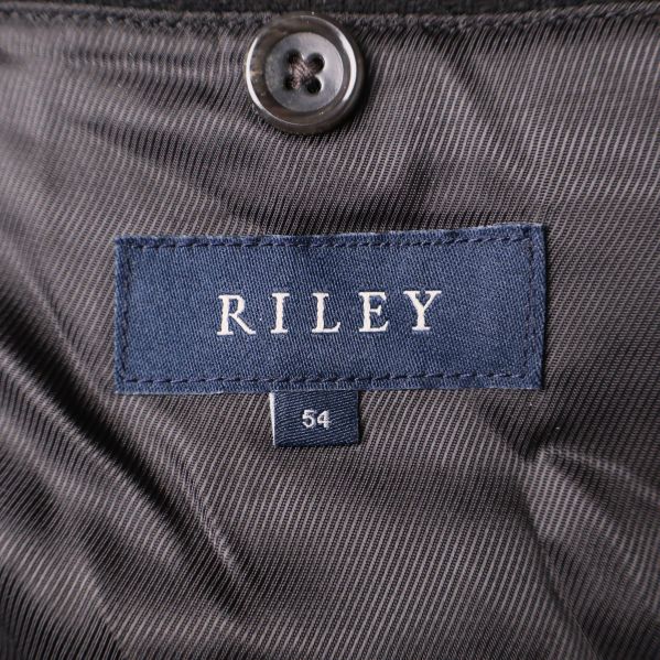 Närbild på RILEY-logga och storlek 54 på etikett