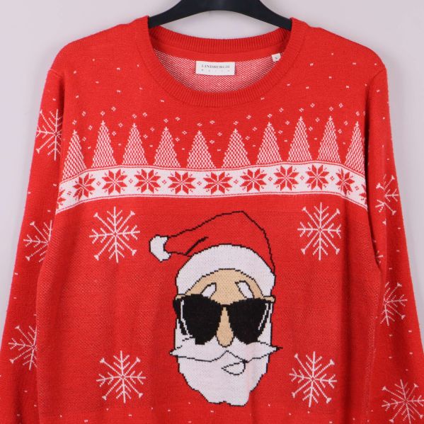 Detaljbild av tomtemotiv och snöflingor på framsidan av tröjan