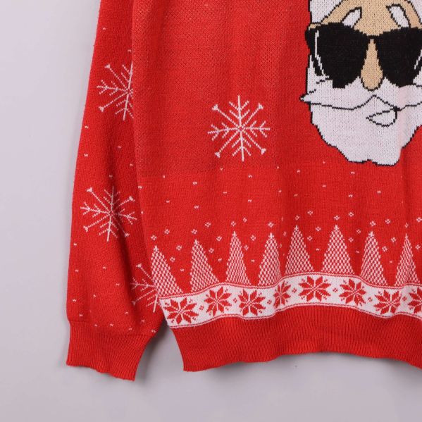 Närbild nedre delen på röd jultröja med snöflingor och granar