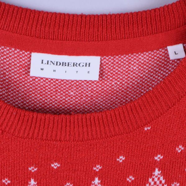 Närbild av Lindbergh White-etikett i kragen på tröjan