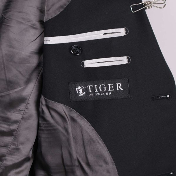 Innerfoder och logotyp Tiger of Sweden på kavaj