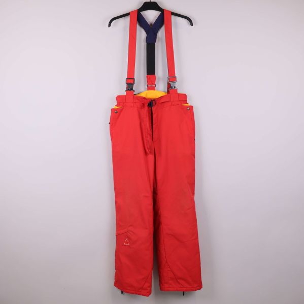 Framsidan av röda skidbyxor med hängslen