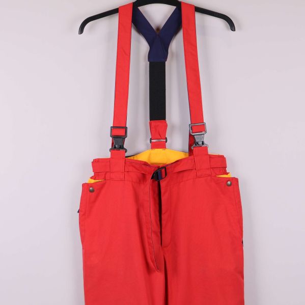 Närbild på övre delen av skidbyxor och hängslen