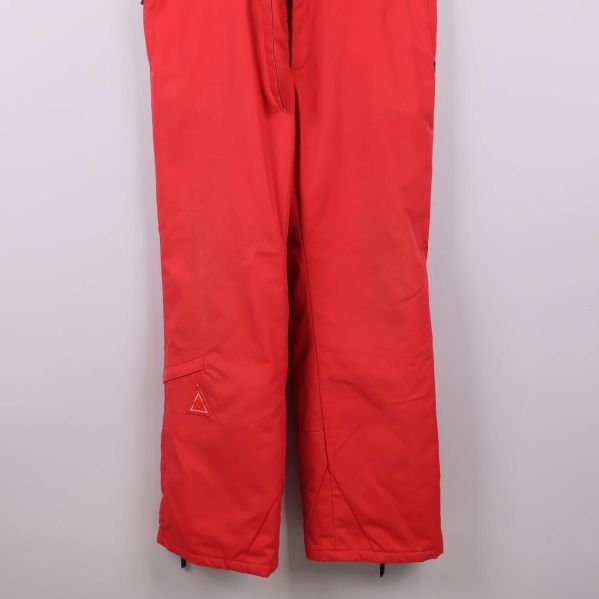 Ben och ficka på röda skidbyxor