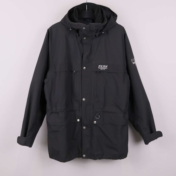 Svart jacka med huva och tryckknappar framtill