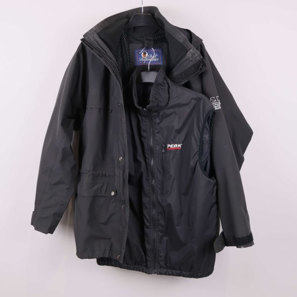 Svart jacka med öppen front och synlig innerjacka