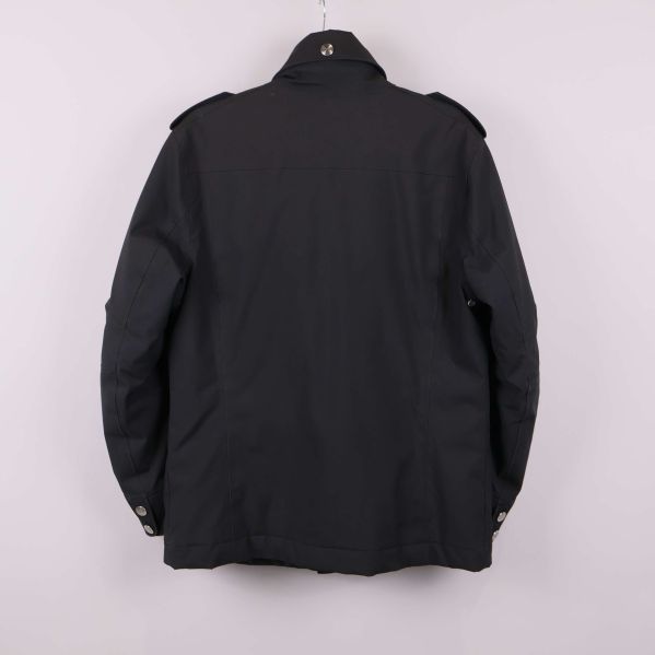 Svart jacka på galge visas bakifrån