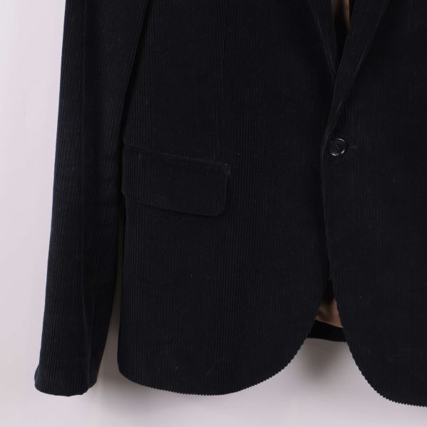 Närbild på kavajens nedre del och ärm i manchester