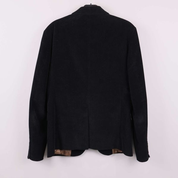 Baksidan av svart manchesterkavaj med enkel slits