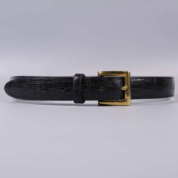 Svart bälte med krokoprägling och guldfärgat spänne