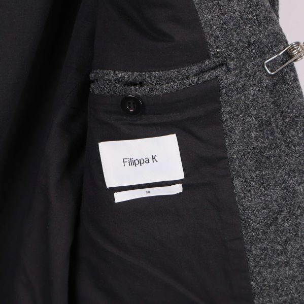 Filippa K-etikett och storlekslapp på insidan av kavajen