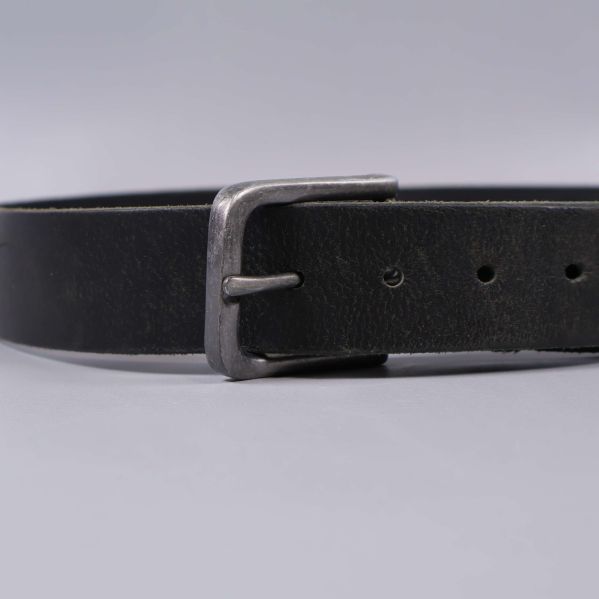 Närbild på bältets metallspänne och hål