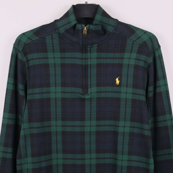 Detaljer på bröst och axlar med broderad gul logga