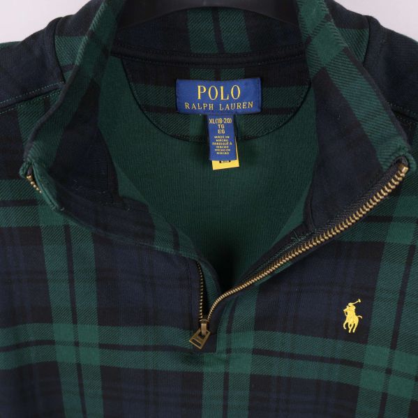 Närbild på krage och dragkedja med märkning Polo Ralph Lauren