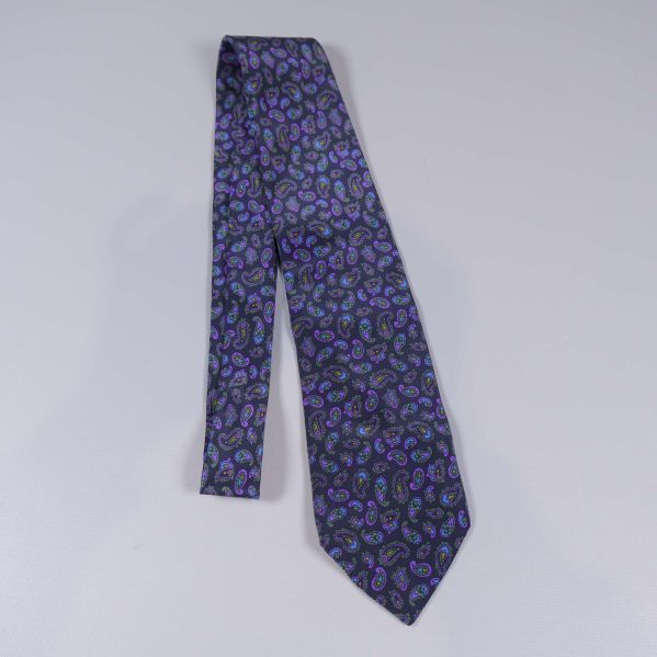 Slipsen utrullad med paisley och mörk botten