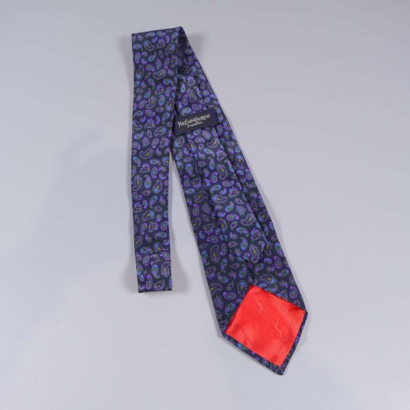 Baksidan av slips med röd detalj och YSL-etikett