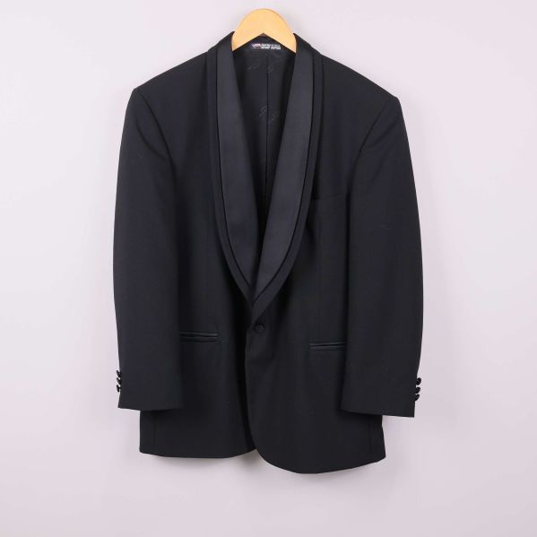 Smokingkavaj med sjalkrage på galge framifrån