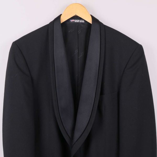 Närbild av sjalkrage i blankt material