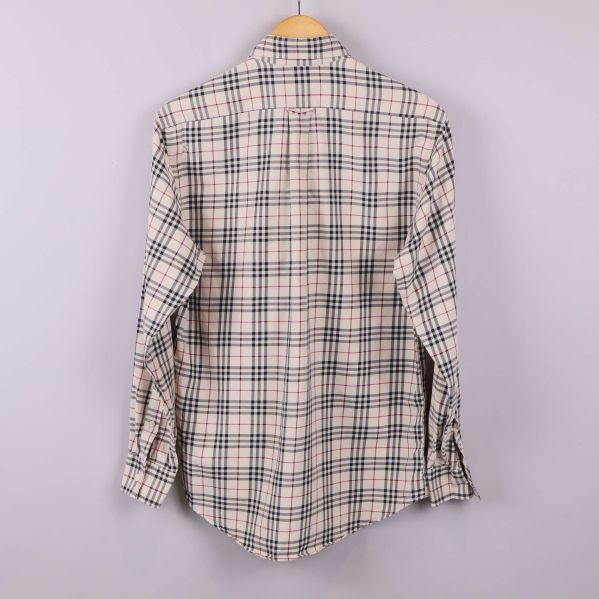 Rutig långärmad skjorta fotad bakifrån