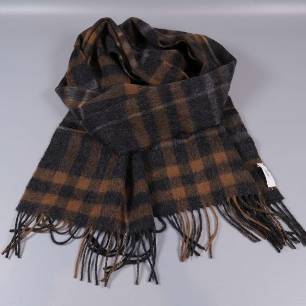 Halsduk utspridd för att visa rutigt mönster och fransar