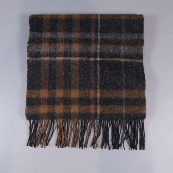 Halsduk vikt med rutigt mönster och fransar