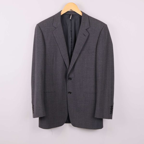 Grå kavaj framifrån med två knappar och slag