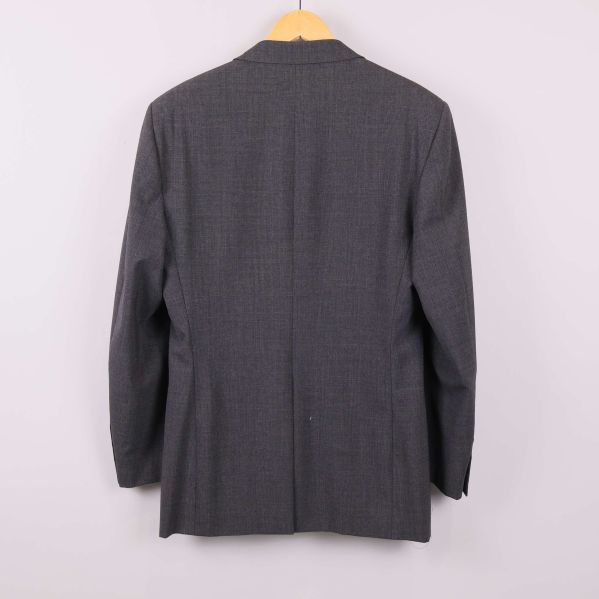 Baksidan av grå kavaj på galge