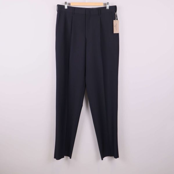 Mörka kostymbyxor framifrån med pressveck