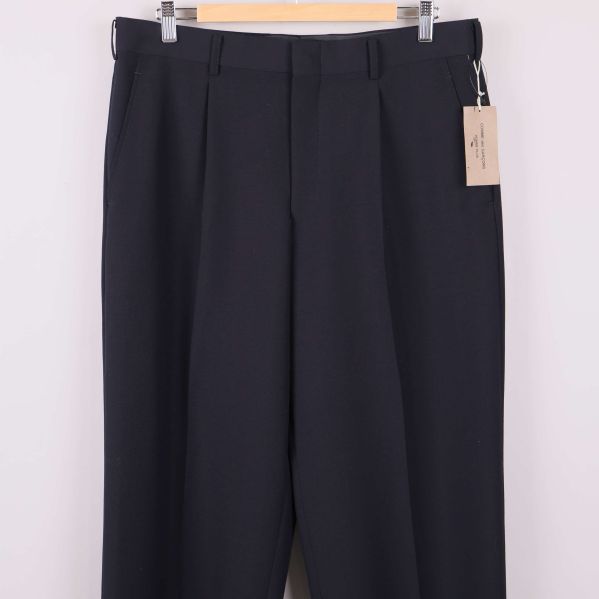 Övre delen av byxan med hällor och etikett