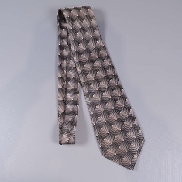 Slips rullad i helbild med mönster synligt