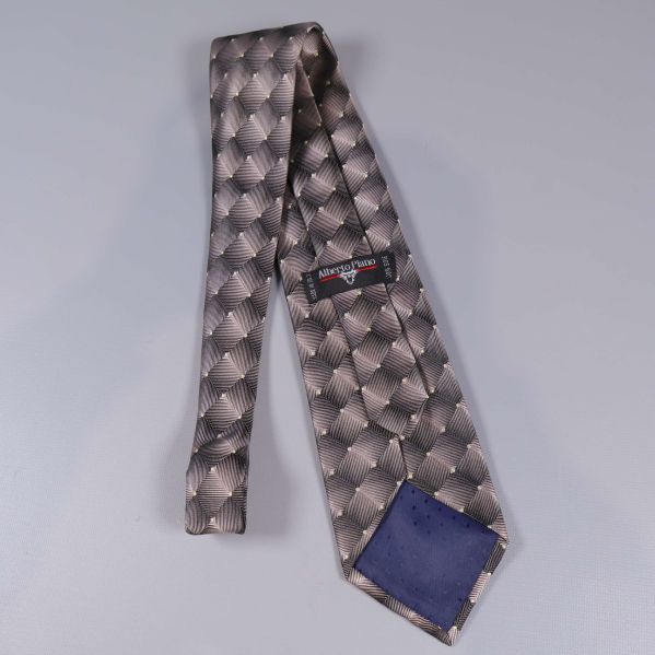 Slips vänd med etikett från Alberto Piano synlig