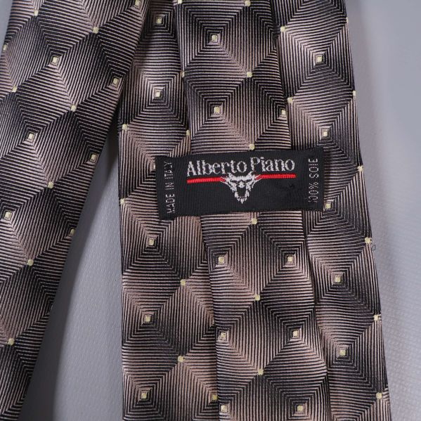 Närbild på Alberto Piano-etikett och mönster