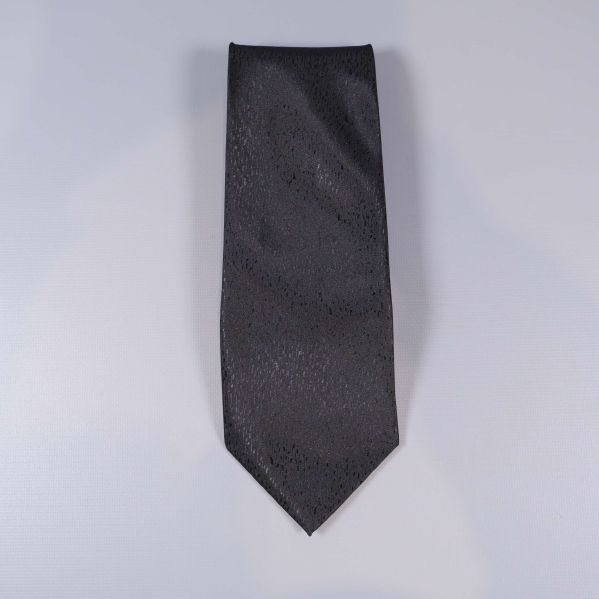 Helbild av svart strukturerad slips framsida