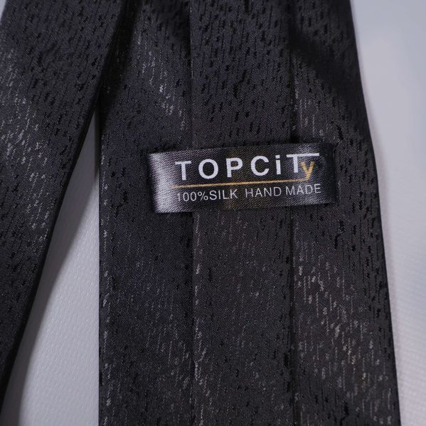 Närbild på etikett med text 100% silk hand made