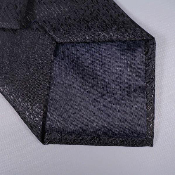 Närbild på slipsens spets och foder