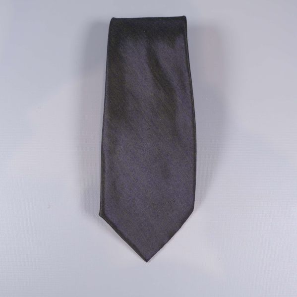 Brett parti av mörk, enfärgad slips