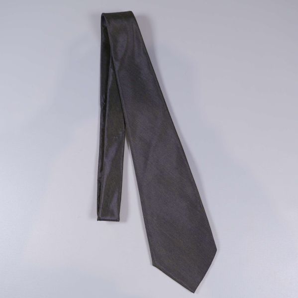 Helbild på lång, mörk slips med klassisk form