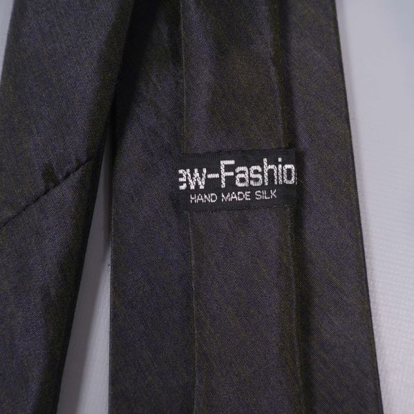 Närbild av etikett med text hand made silk