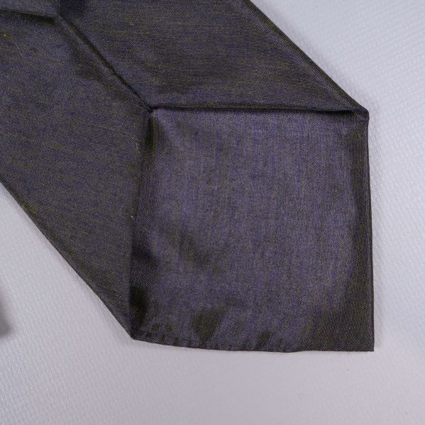 Detalj av slipsens spets i mörkt tyg