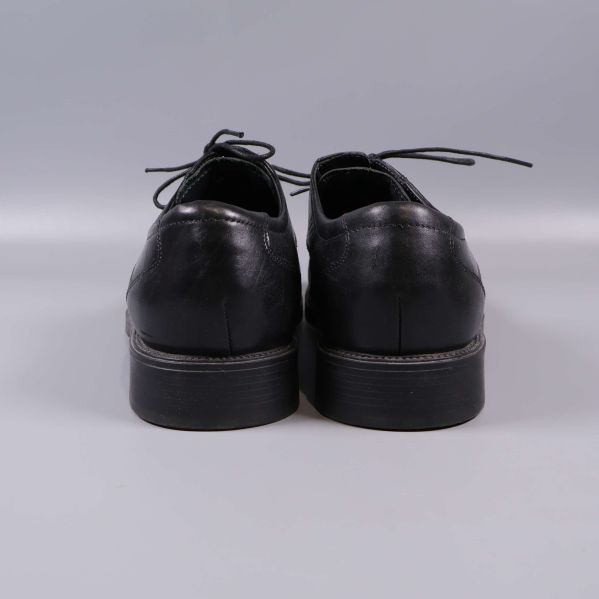 Svarta skor bakifrån med detaljer på hälen