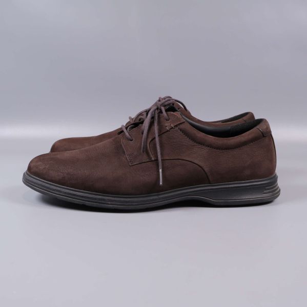 Bruna mockaskor i sidovy, båda paren