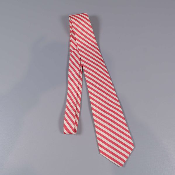 Röd och beige slips i halvknuten visning