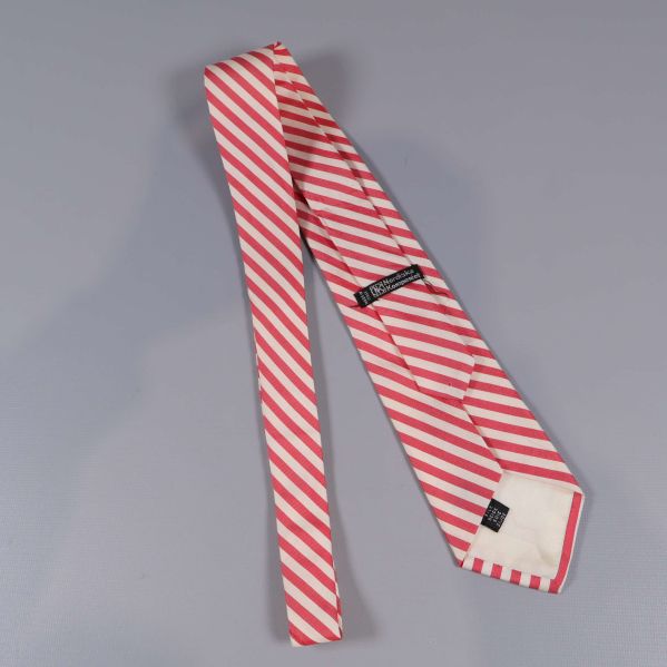 Röd och beige slips i halvknuten visning